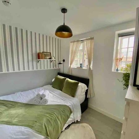 One Bedroom Putney Village Flat London Eksteriør billede